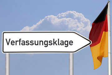 Symbolbild Verfassungsklage: Straßenschild zeigt die Richtung zum Gang nach Karlsruhe