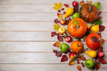 Obraz na płótnie Canvas Rustic fall centerpiece with pumpkins and berries