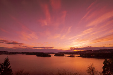 Fototapeta na wymiar Vibrant pink skies during a sunset in Norway. 