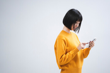 Fototapeta premium 携帯電話を使う女性