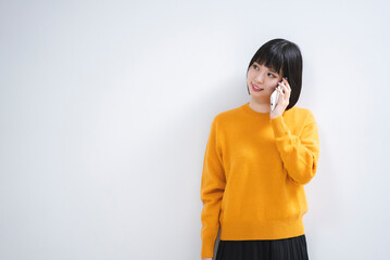 携帯電話を使う女性