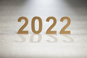 Año nuevo de 2022 sobre fondo gris brillantina