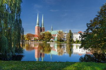 Durchblick zum Dom zu Lübeck entzerrt sonnig