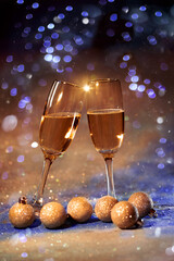 2022 Nowy Rok. Kartka z życzeniami szczęśliwego nowego roku 2022. kieliszki do szampana na brokatowy tle - obrazy, fototapety, plakaty
