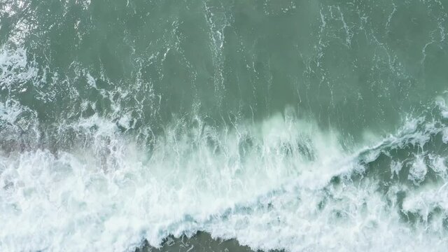 海・波・ドローン・空撮