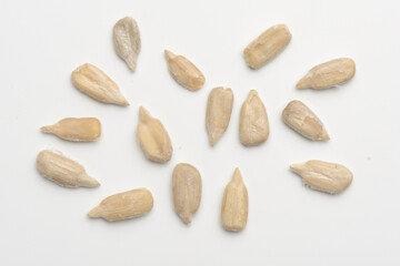 Pipas de girasol peladas crudas sobre fondo blanco