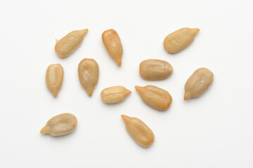 Pipas de girasol peladas y fritas sobre fondo blanco