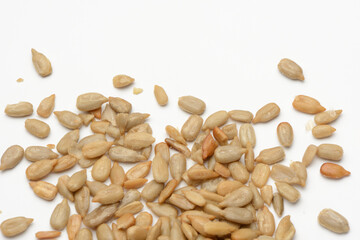 Pipas de girasol peladas y fritas sobre fondo blanco