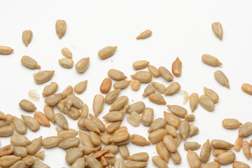 Pipas de girasol peladas y fritas sobre fondo blanco