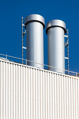 Schornsteine vor blauem Himmel