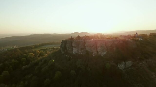 Sonnenaufgang am Staffelberg in Oberfranken im Sommer 