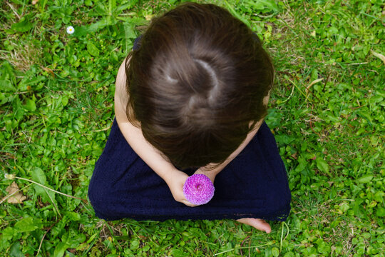enfant méditation fleur 