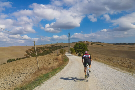 In bicicletta per le strade bianche della toscana tra sudore e colline