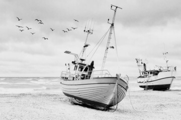 Fischerboote liegen am Strand der d&auml;nischen Nordseek&uuml;ste