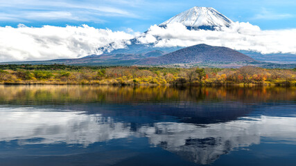 Obraz na płótnie Canvas Mount Fuji and the reflection of the water on Lake Kawaguchiko in Japan