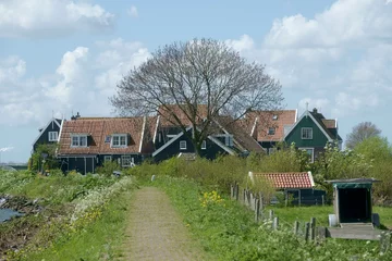 Foto op Canvas Het voormalige eiland Marken in het IJsselmeer, kenmerkt zich door kleurrijke huisjes die dichtopeen staan op de werven en ademt de sfeer van vroeger uit. © Holland-PhotostockNL