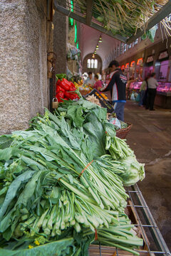 Productos frescos expuestos en el Mercado de Santiago de Compostela, La Coru&ntilde;a, Galicia.