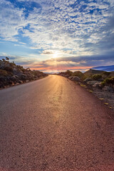 Coucher de soleil sur route du volcan, &icirc;le de La R&eacute;union 