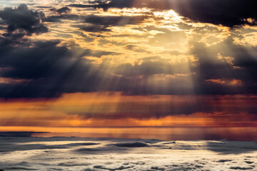 Coucher de soleil sur mer de nuages, route du volcan, île de La Réunion 
