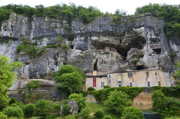 Fototapeta na wymiar Strong House of Reignac, Dordoña, Francia. Castillo integrado en una roca.