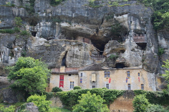Strong House of Reignac, Dordo&ntilde;a, Francia. Castillo integrado en una roca.