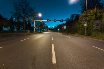 Straße bei Nacht mit Fahrbahnanzeige