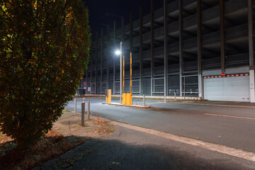 Parkanlage mit Schranke bei Nacht