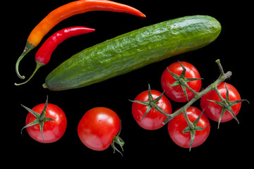 Arrangement von Chilischoten, .salatgurke und Tomaten