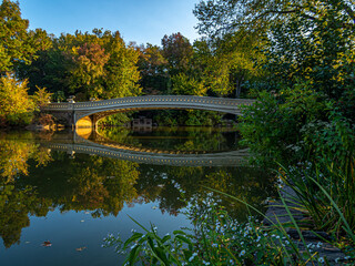 Fototapeta na wymiar Bow Bridge, Central Park, in early autumnow bridge