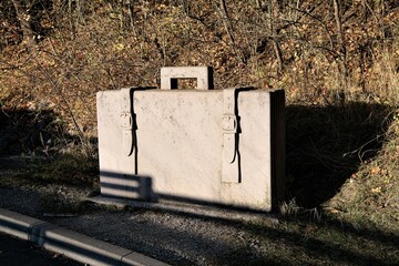 Symbol für das Reisen und ein schweres Reisegepäck  - Ein origineller, dekorativer  Koffer aus...