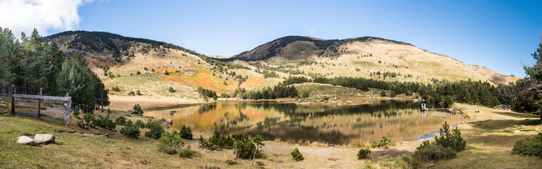 L'estany del clot et le mont Coronat &agrave; Noh&egrave;des