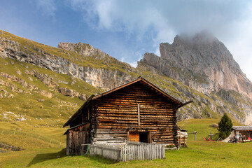 Fototapeta na wymiar Hütten auf der Seceda unter den Geislerspitzen, Gröden, Südtirol