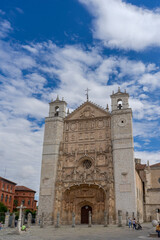 fachada de la bonita iglesia conventual de San Pablo en la ciudad de Valladolid, España