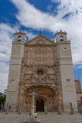 Fototapeta na wymiar fachada de la bonita iglesia conventual de San Pablo en la ciudad de Valladolid, España