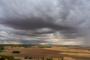 aparici&oacute;n de una tormenta en un campo de cultivo