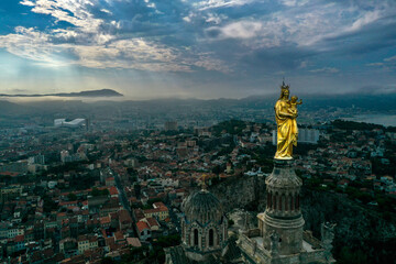 vue aérienne de Notre Dame de la Garde à Marseille