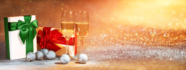 dwie lampki z szampanem i prezenty zapakowany z  kokardą, impreza urodzinowa, gwiazdka 