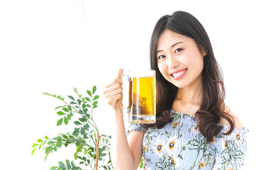 ビアガーデンでビールを飲む若い女性