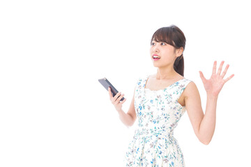 Fototapeta premium 歩きスマホで危険な目に遭う女性