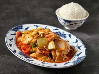 Pollo agridulce con verduras y guarnición de arroz