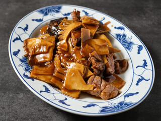 Bambú con ternera y salsa china
