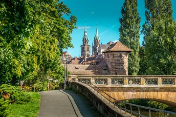 Nürnberg, Maxbrücke und Lorenzkirche im Hintergrund © RF-Foto