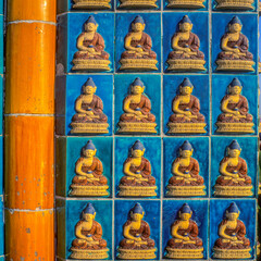 China/Peking: Nord-See-Park, (Beihai Gongyuan),
Glasurziegel, Buddhadarstellungen