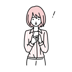 立ってスマートフォンを操作して何かに気づいて驚いたブラウスの女性