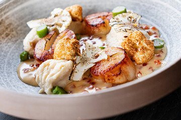 scallops with vegetables and sauce