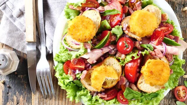 mixed salad with goat cheese, tomto and lettuce