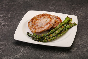 Grilled tuna steak with asparagus