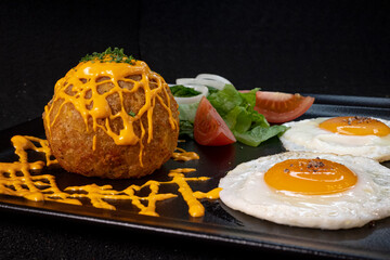 Bolón de verde con huevo desayuno ecuatoriano