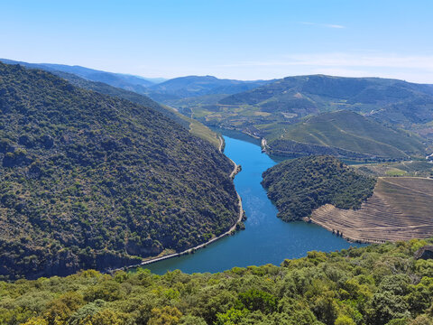 Montanha e rio Douro com linha de trem e c&eacute;u azul