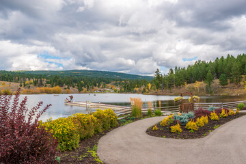 Obraz premium Majestic mountain lake in Canada.